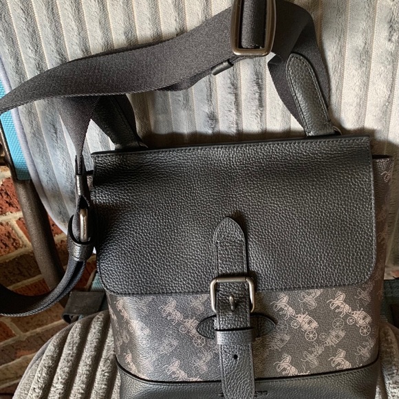hudson crossbody with horse and carriage print